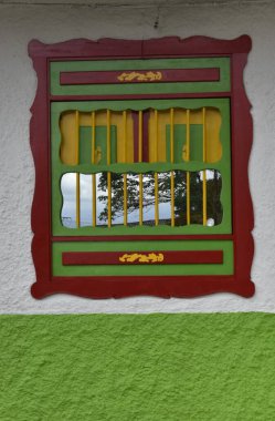 Renkli koloni evi penceresi