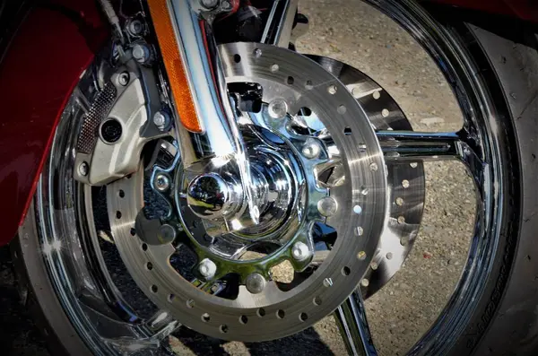 Yakından - yoldaki motorun görüntüsü