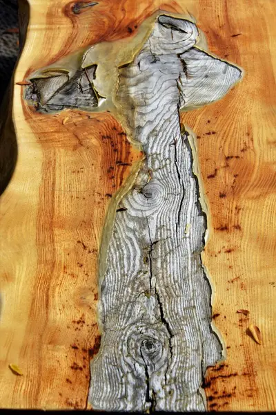 Ağacı tahtayla kes.