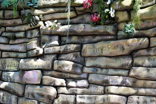 Taş duvar tahta gibi.