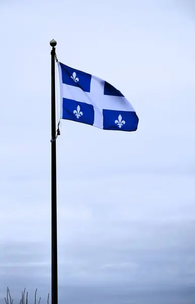 Quebec Kanada 'nın dalgalı bayrağı