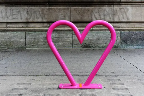 Pembe kalp şeklinde bir mektup.