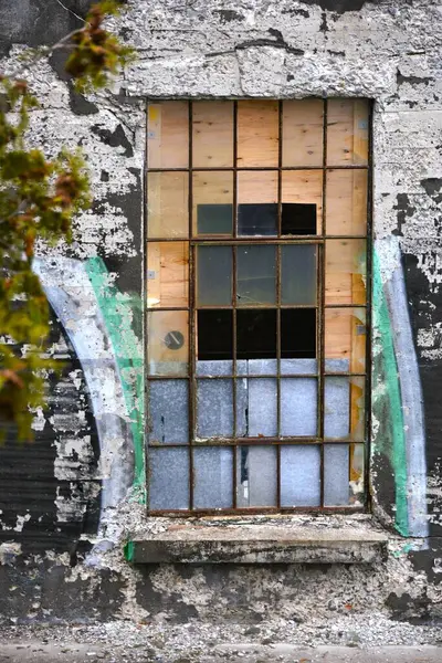 Şehirde terk edilmiş bir ev.