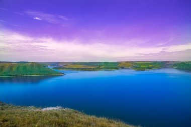 Bakota - Dinyester Nehri 'nin güzel kıyılarının panoramik manzarası.