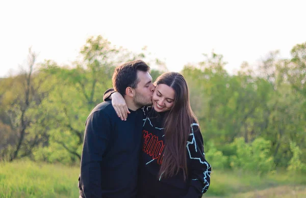 Feliz Pareja Joven Amor Gente Mira Camera Hugs Romance Real — Foto de Stock