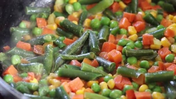 Φωτεινό Μείγμα Λαχανικών Ένα Τηγάνι Τηγανίζουμε Λαχανικά Ένα Τηγάνι Υγιή — Αρχείο Βίντεο