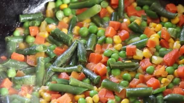 Φωτεινό Μείγμα Λαχανικών Ένα Τηγάνι Τηγανίζουμε Λαχανικά Ένα Τηγάνι Υγιή — Αρχείο Βίντεο