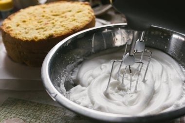 Hamur hazırlığı. Pasta hazırlama süreci. Krem şanti. Evde pişirme. Karıştırma. Yemek tarifi. Mutfak uygulamaları. Evde pişirme. Hobi. Yemek pişirme..