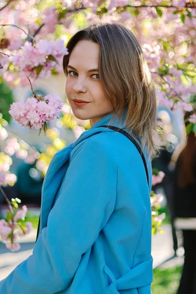 Porträt Einer Frau Blühenden Frühling Junge Frau Auf Einem Hintergrund — Stockfoto