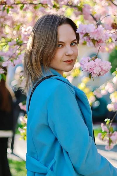 Portré Egy Gyönyörű Fiatal Tavasszal Édes Mosoly Gyönyörű Édes Lány — Stock Fotó