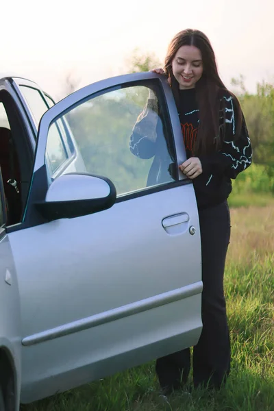Yeni Bir Araba Kiralama Kız Araba Meraklısı Kız Sürücü Arabaların — Stok fotoğraf