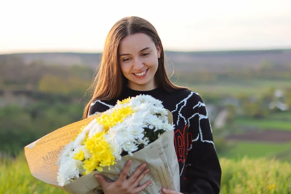 Agradable Sorpresa Mujer Feliz Con Flores Ellos Dieron Ramo Flores —  Fotos de Stock