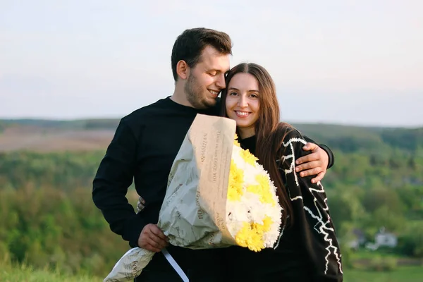 Novia Novio Momento Romántico Propuesta Matrimonio Compromiso Mujer Con Flores —  Fotos de Stock