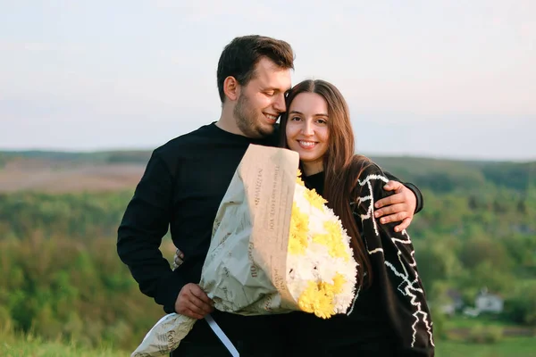 Braut Und Bräutigam Romantischer Moment Heiratsantrag Verlobung Frau Mit Blumen — Stockfoto