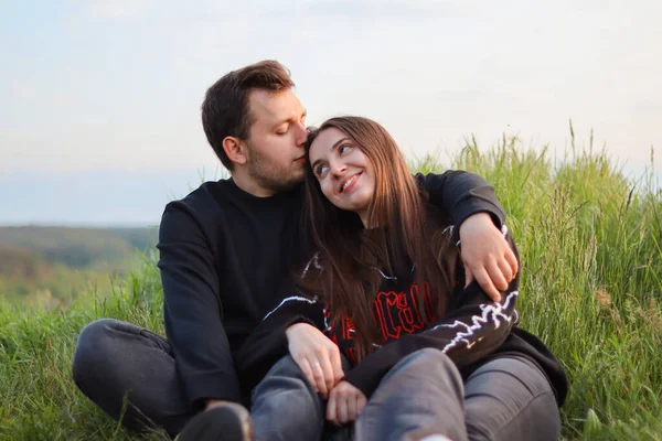 Feliz Jovem Casal Amor Pessoas Olham Para Camera Couple Senta — Fotografia de Stock