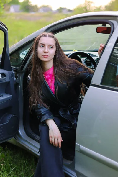 Kadın Arabada Oturuyor Kadın Araba Kiralıyor Araba Kiralıyor Sürücü Meraklısı — Stok fotoğraf