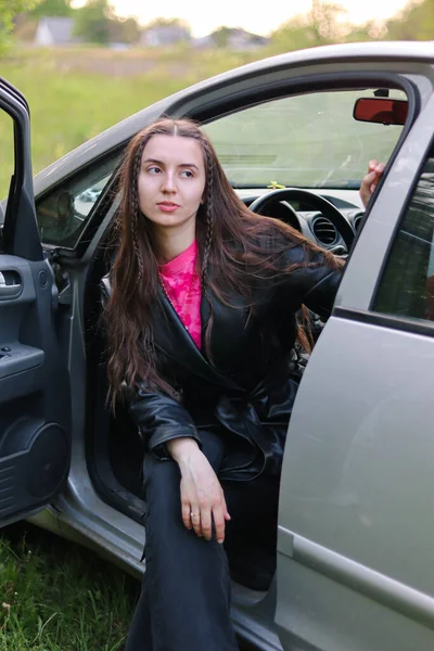 Brunette Woman Car Woman Car Posing Beautiful Portrait Girl Woman — Stok fotoğraf