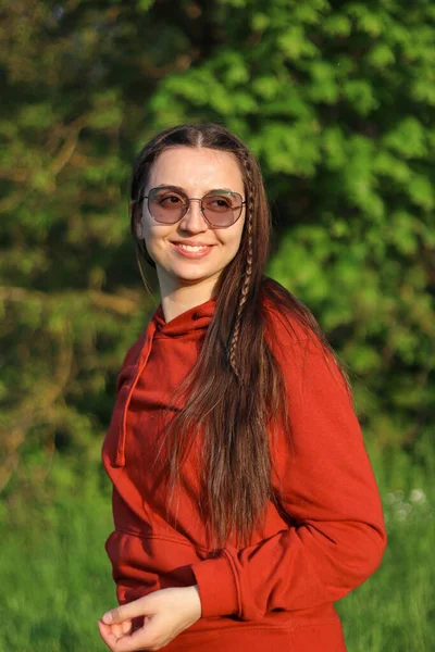 Chica Feliz Gafas Sol Morena Con Pelo Largo Retrato Naturaleza — Foto de Stock