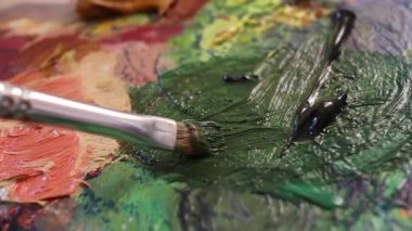 Ev hobisi, resim, sanat okulu, boş zaman, boyanmış palet, fırça, yağlı boya, boyayla fırça, renk paleti, renk karışımı, en sevdiği hobi. Sanatçı. Resim yapmayı öğrenme. Renkler. Yaratıcılık. Resim çizme süreci.