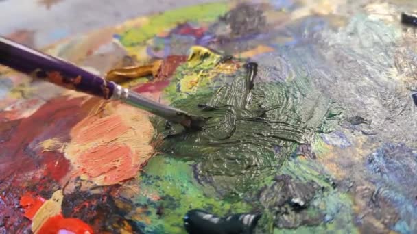 ホーム趣味家で絵を描く アートスクール 無料の時間絵筆で絵を描く 油絵具で描く アーティスト 描くことを学ぶ Colors Creativity Theプロセス絵を描く テクスチャ — ストック動画
