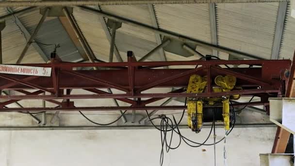 吊车在工厂天花板上移动 — 图库视频影像