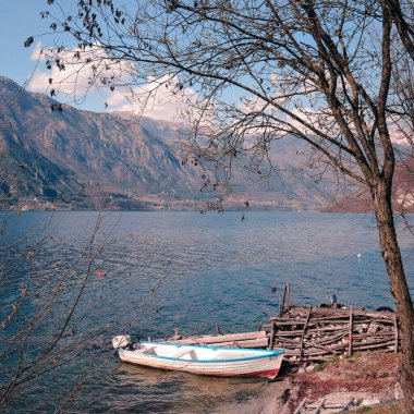 Arkasında bir göl olan güzel bir manzara.