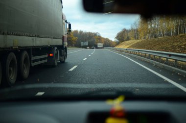 Araba camından bak. Ukrayna 'da trafik. Otobanda trafik. Otobanda trafik. Sonbaharda otoyol. Otoyol penceresinden yol manzarası. Otomobil işaretleme. Otomotiv. Otomotiv..