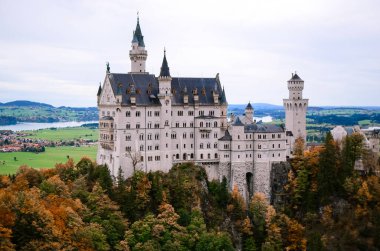 Bavyera 'daki en ünlü kale Neuschwanstein' dir. İnanılmaz güzel bir sonbahar manzarası. Dağlardaki antik bir kale. Kaliteli atmosferik fotoğraf. Tarihli bir şato. Kocaman bir saray. Almanya 'ya seyahat.