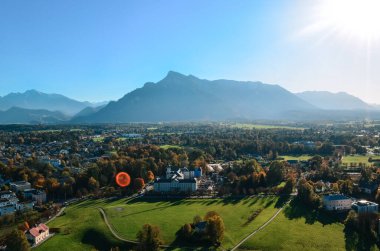 Doğanın güzel manzarası. Eski Avusturya şehri Salzburg 'un en güzel manzarası. Eski şehrin panoramik manzarası. Gün batımında güzel bir gökyüzü. Şehrin güzel mimarisi ve manzarası. Dağların ve yeşil alanların manzarası. Turistik Salzburg.