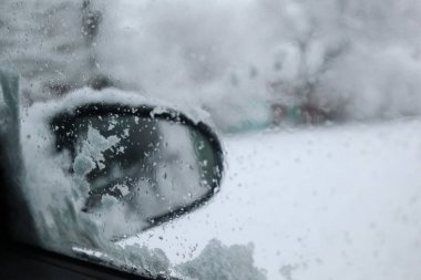 Pencerenin dışında kış. Çok fazla kar var. Otomotiv içi. Sürüş. Beyaz camlar. Kar yağışı. Araba penceresinden manzara. Tehlikeli yol. Kış.Ukrayna Kış.Kötü hava.