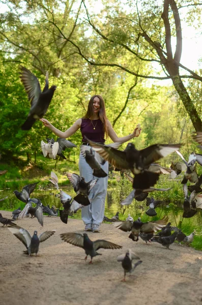 Schöne Junge Frau Posiert Auf Naturhintergrund Frau Mit Tauben Tauben — Stockfoto