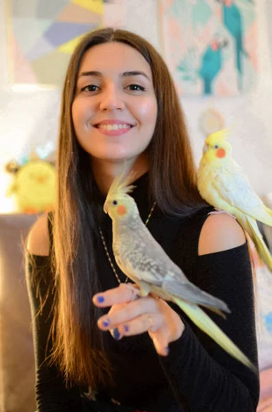 Mulher Bonita Com Pássaros Menina Com Papagaios Amor Para Pássaros — Fotografia de Stock