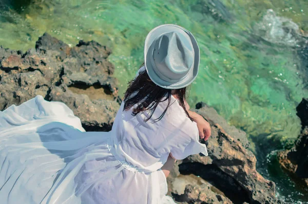 Genç Gelin Plajda Beyaz Gelinlik Giymiş Kız Sahilde Oturur Uzaklara — Stok fotoğraf