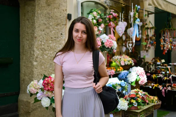 Dziewczyna Bukietem Kwiatów Ulicy Turysta Austrii Dziewczyna Idzie Starą Ulicą — Zdjęcie stockowe