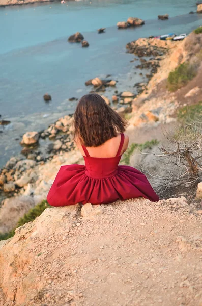 Una Mujer Costa Del Mar Sienta Una Roca Mujer Vestido —  Fotos de Stock