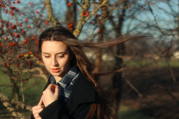 在自然的阳光下描绘一个女人 与一个长发女孩合照的美丽的大气复古照片 村庄里的自然 穿着黑色外套的女人 春天的多风的天气 温暖的光线 自信的女人 乌克兰的快乐感 — 图库照片