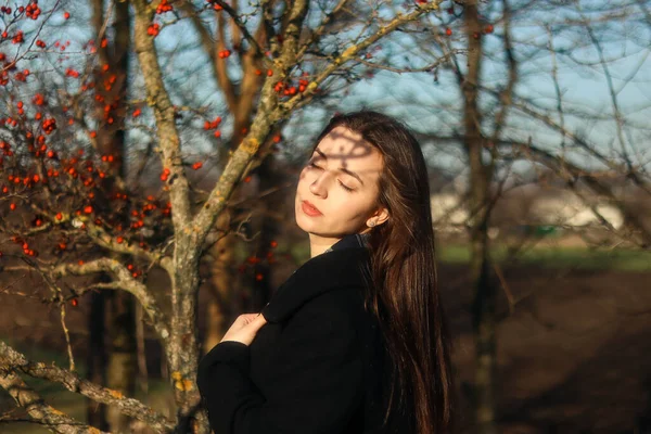 Portré Egy Napfényben Természetben Gyönyörű Hangulatú Retro Fotó Egy Lány — Stock Fotó