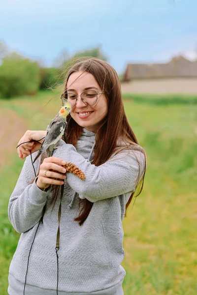 Uma Mulher Com Bird Pet Cockatiel Parrot Friendship Pet Care — Fotografia de Stock