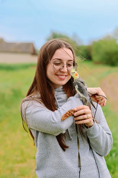 Μια Γυναίκα Ένα Πουλί Ένα Κατοικίδιο Ζώο Cockatiel Parrot Friendship — Φωτογραφία Αρχείου