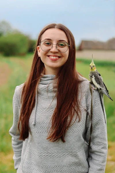 Una Mujer Con Pájaro Una Cacatúa Mascota Loro Amistad Cuidado — Foto de Stock