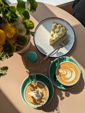 Bir fincan kahve. Bir kafede öğle yemeği. Konforlu bir atmosfer. Kahve evi. Güzel bir iç mekan. Bir kafede romantik bir randevu. Kahvelerde köpük deseni. Sıcak ve sıcak.