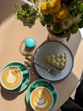 Bir fincan kahve. Bir kafede öğle yemeği. Konforlu bir atmosfer. Kahve evi. Güzel bir iç mekan. Bir kafede romantik bir randevu. Kahvelerde köpük deseni. Sıcak ve sıcak.