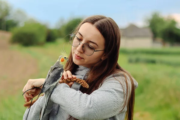 Krásná Žena Ptáky Dívka Papoušky Láska Ptákům Corella Papoušci Pets — Stock fotografie