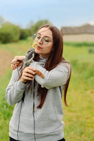 Schöne Frau Mit Vogel Mädchen Mit Papageien Liebe Für Vogel — Stockfoto