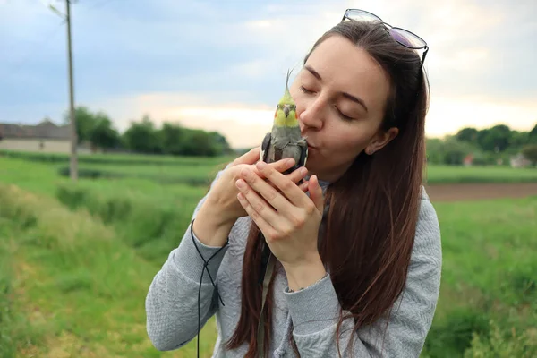 Schöne Frau Mit Vogel Mädchen Mit Papageien Liebe Für Vogel — Stockfoto