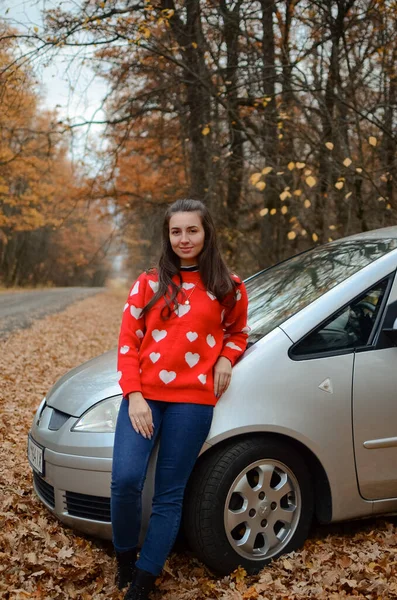 Arabalı Esmer Bir Kadın Arabasının Yanındaki Kadın Arabadaki Güzel Bir — Stok fotoğraf