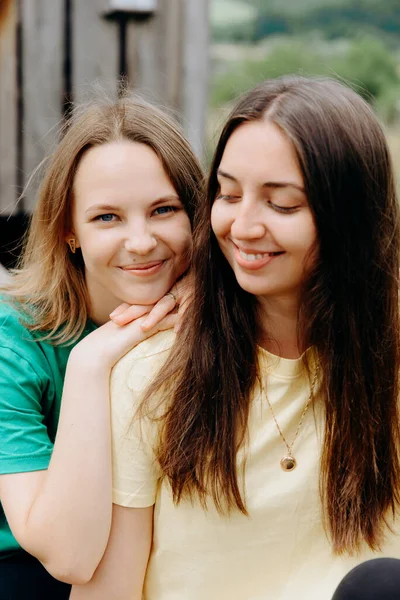 Κορίτσια Αγκαλιάζοντας Ένας Τον Άλλο Δύο Κορίτσια Φίλες Στη Φύση — Φωτογραφία Αρχείου