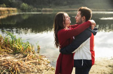 Güz parkındaki genç ve güzel çift. Romantik randevu. Sevgililer Günü. Erkek ve kadın. İki insanın aşkı. Gerçek aşk. Gerçek duygular.