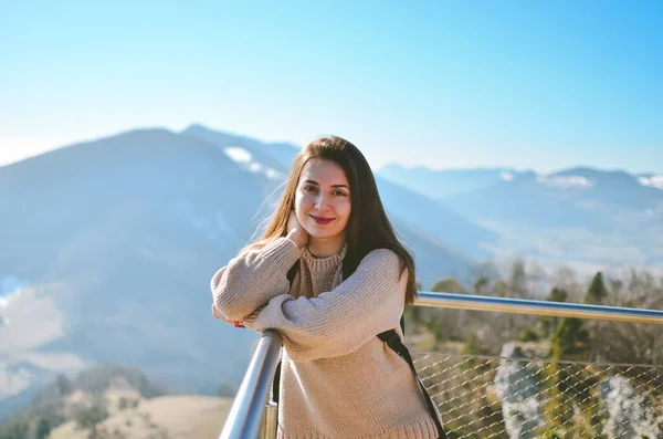 Mujer Joven Disfrutando Vista Del Pico Montaña Turista Plataforma Observación —  Fotos de Stock