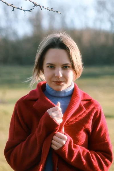 Retrato Una Hermosa Mujer Joven Suéter Rojo Mujer Joven Romántica — Foto de Stock